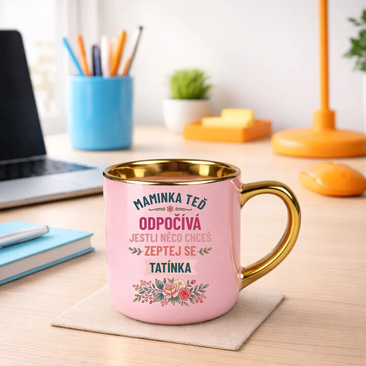 Maminka teď odpočívá, zeptej se tatínka - Elegantní hrnek na dárek
