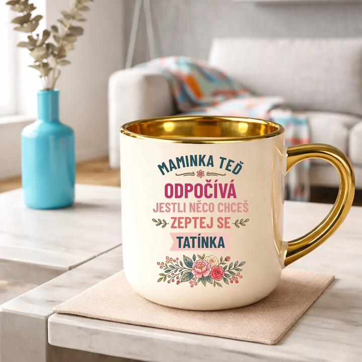Maminka teď odpočívá, zeptej se tatínka - Elegantní hrnek na dárek