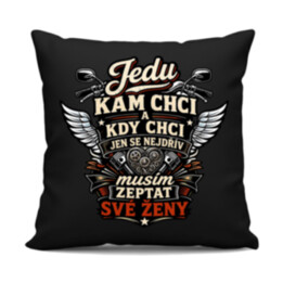 Jedu, kam chci a kdy chci, jen se nejdřív musím zeptat své ženy - černý polštář s potiskem