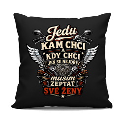 Jedu, kam chci a kdy chci, jen se nejdřív musím zeptat své ženy - černý polštář s potiskem
