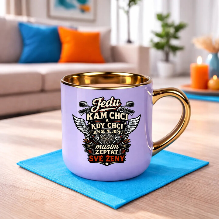 Jedu, kam chci a kdy chci, jen se nejdřív musím zeptat své ženy - Elegantní hrnek na dárek