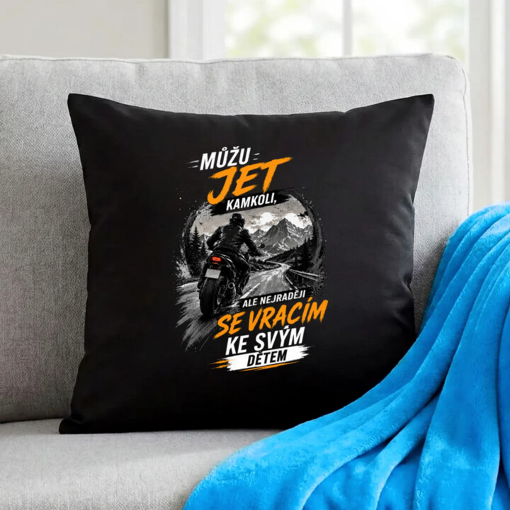 Můžu jet kamkoli, ale nejraději se vracím ke svým dětem - černý polštář s potiskem