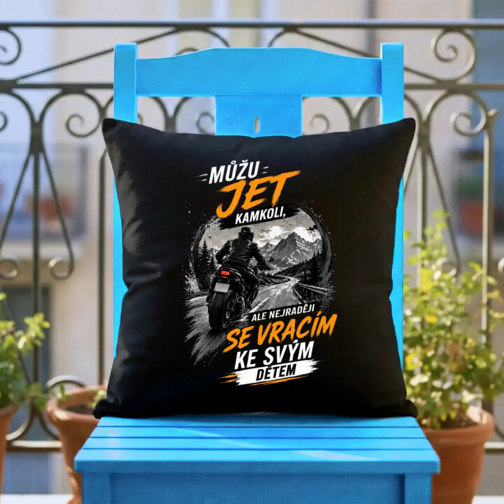 Můžu jet kamkoli, ale nejraději se vracím ke svým dětem - černý polštář s potiskem