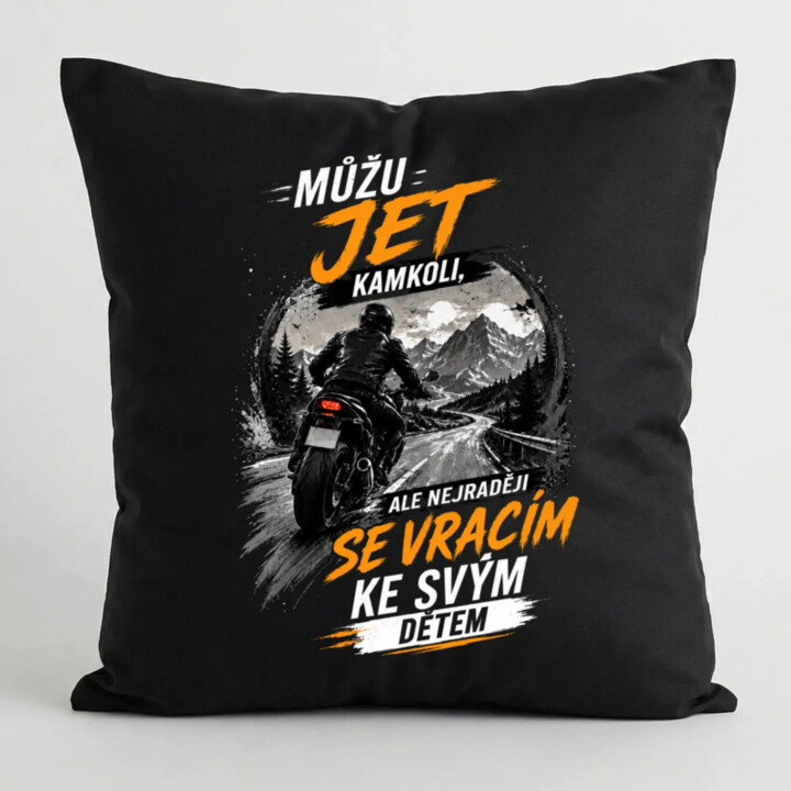Můžu jet kamkoli, ale nejraději se vracím ke svým dětem - černý polštář s potiskem