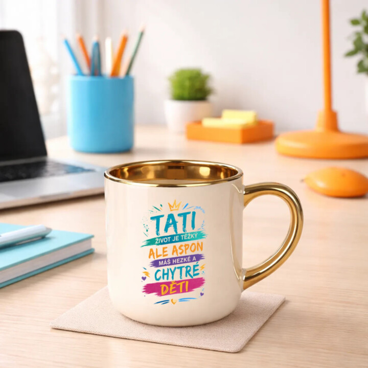 Tati, život je těžký, ale aspoň máš hezké a chytré děti – Elegantní hrnek na dárek