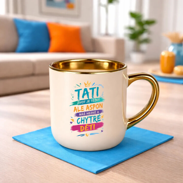 Tati, život je těžký, ale aspoň máš hezké a chytré děti – Elegantní hrnek na dárek