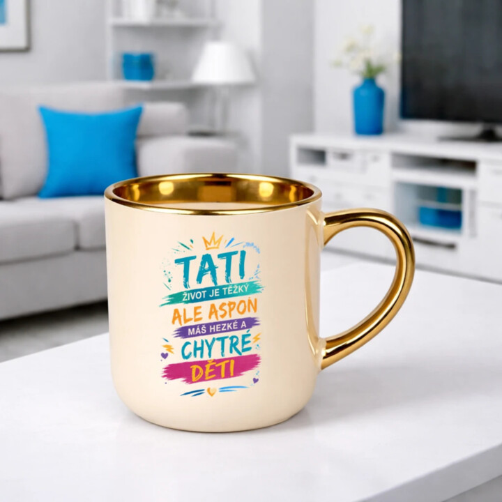 Tati, život je těžký, ale aspoň máš hezké a chytré děti – Elegantní hrnek na dárek