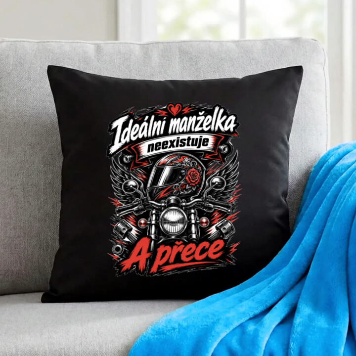 Ideální manželka neexistuje. A přece - černý polštář s potiskem