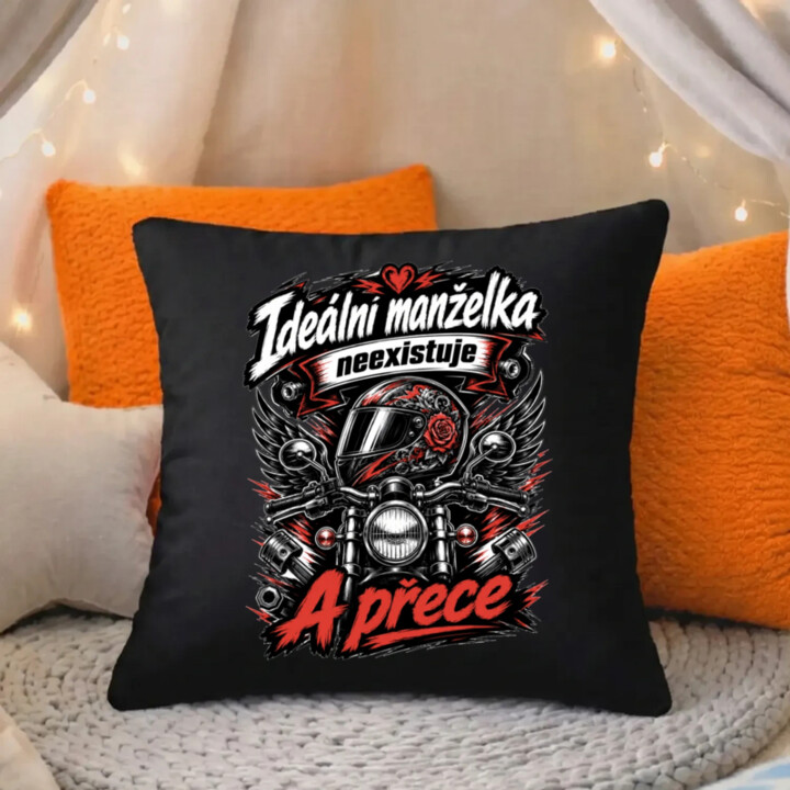 Ideální manželka neexistuje. A přece - černý polštář s potiskem