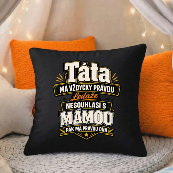Táta má vždycky pravdu. Ledaže nesouhlasí s mámou, pak má pravdu ona - černý polštář s potiskem