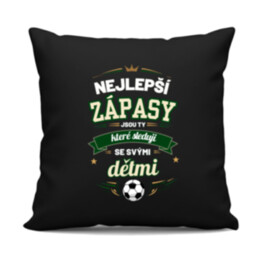 Nejlepší zápasy jsou ty, které sleduji se svými dětmi - černý polštář s potiskem