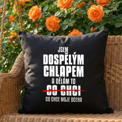 Jsem dospělým chlapem a dělám to co chce moje dcera - černý polštář s potiskem