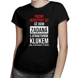 Pozor! Nedotýkat se! Už jsem zadaná s atraktivním klukem - dámské tričko s potiskem