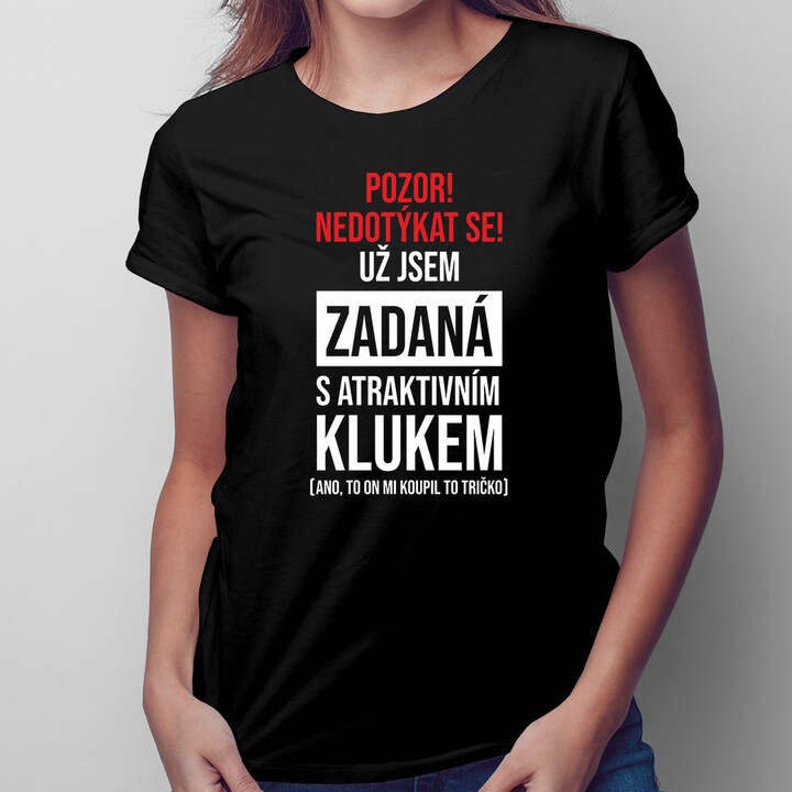 Pozor! Nedotýkat se! Už jsem zadaná s atraktivním klukem - dámské tričko s potiskem