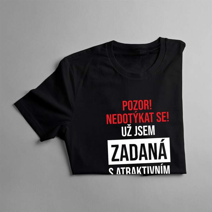 Pozor! Nedotýkat se! Už jsem zadaná s atraktivním klukem - dámské tričko s potiskem