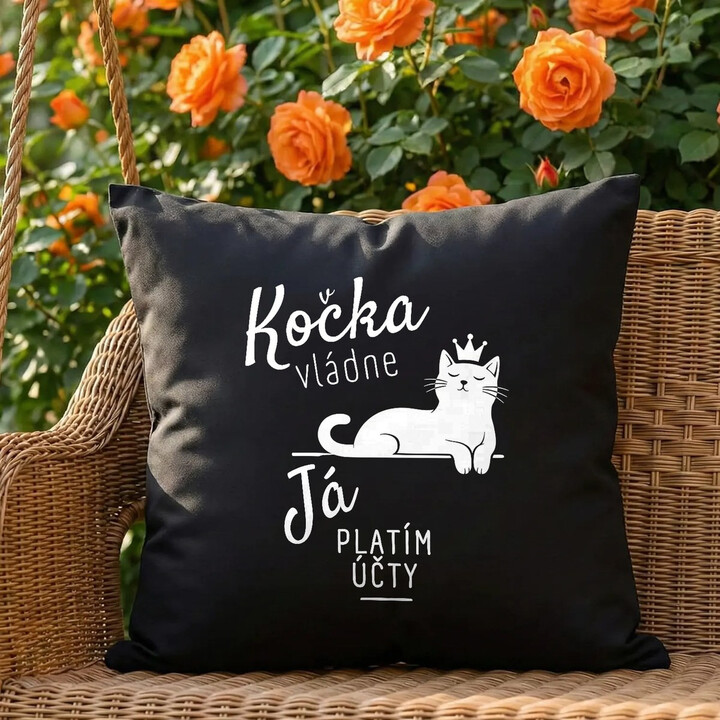 Kočka vládne, já platím účty - černý polštář s potiskem
