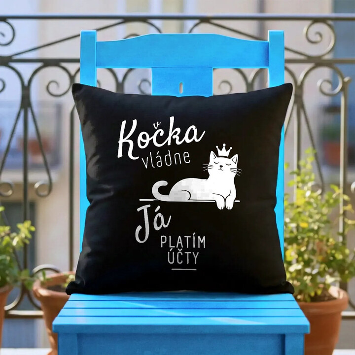 Kočka vládne, já platím účty - černý polštář s potiskem