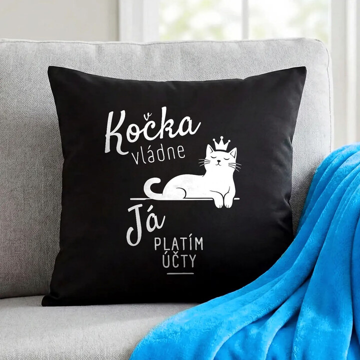Kočka vládne, já platím účty - černý polštář s potiskem