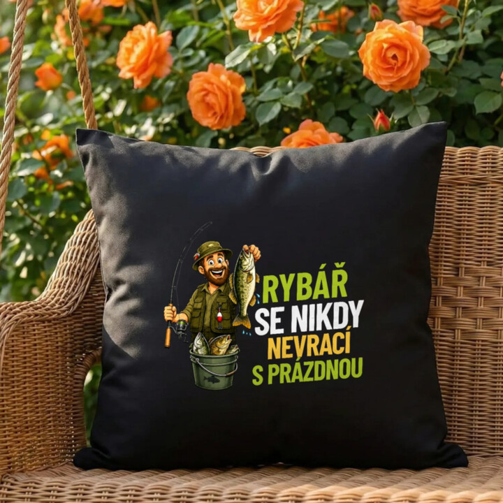 Rybář se nikdy nevrací s prázdnou - černý polštář s potiskem
