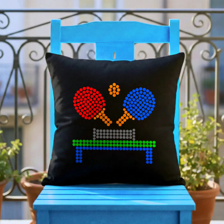 Stolní tenis z teček - den tečky - černý polštář s potiskem