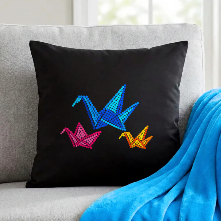 Origami z teček - den tečky - černý polštář s potiskem