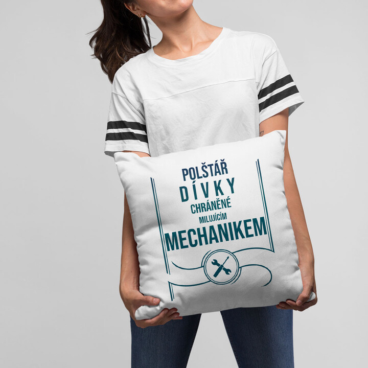 Polštář dívky chráněné milujícím mechanikem