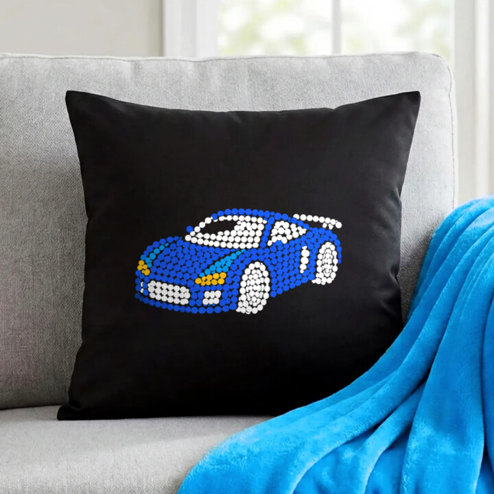 Sportovní auto z teček - den tečky - černý polštář s potiskem