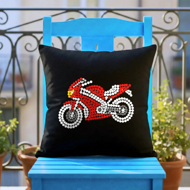 Motorka z teček - den tečky - černý polštář s potiskem