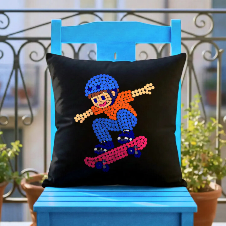 Kluk na skateboardu z teček - den tečky - černý polštář s potiskem