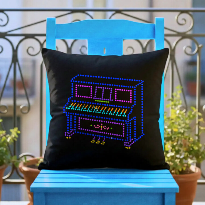 Piano z teček - den tečky - černý polštář s potiskem
