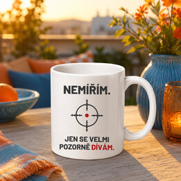 Nemířím, jen se velmi pozorně dívám - hrnek pro střelce