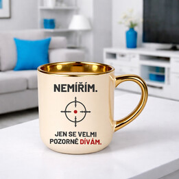 Nemířím, jen se velmi pozorně dívám - elegantní hrnek pro střelce