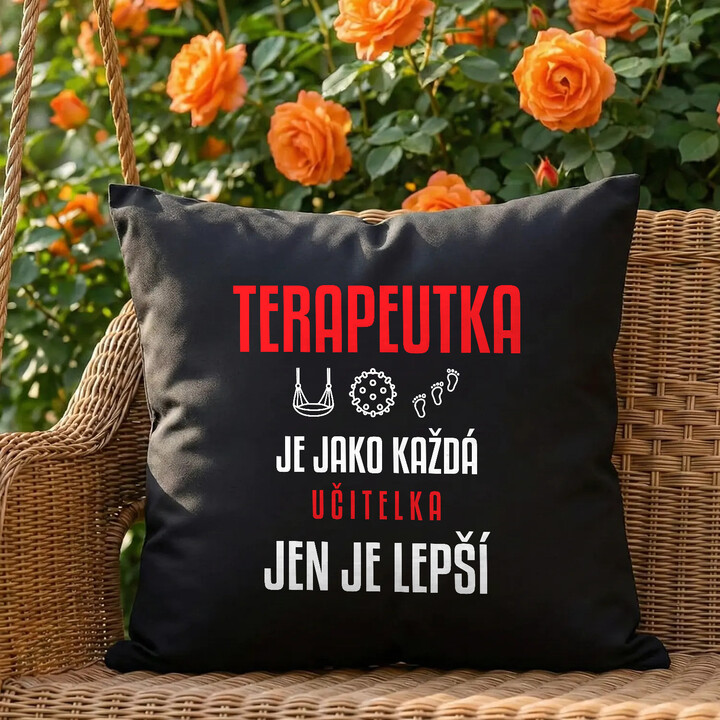 Terapeutka je jako každá učitelka, jen je lepší - černý polštář s potiskem