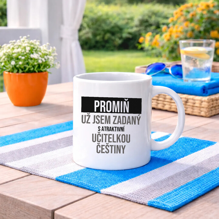 Promiň, už jsem zadaný s atraktivní učitelkou češtiny - hrnek s potiskem