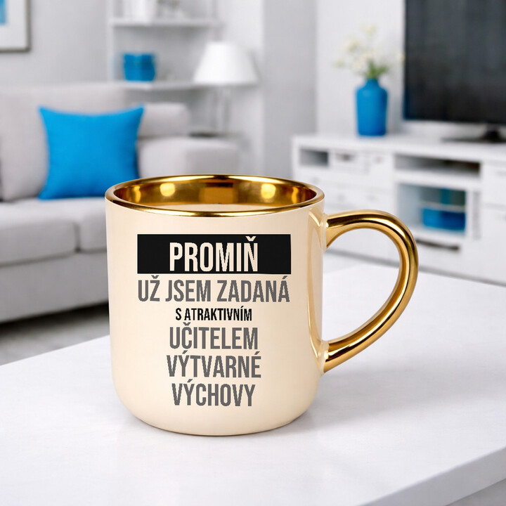 Promiň, už jsem zadaná s atraktivním učitelem výtvarné výchovy - elegantní hrnek na dárek