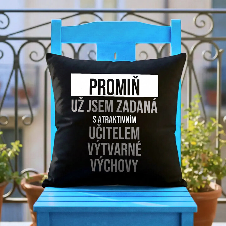 Promiň, už jsem zadaná s atraktivním učitelem výtvarné výchovy - černý polštář s potiskem