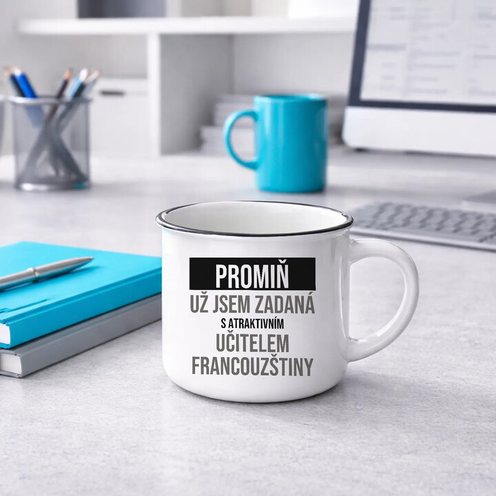 Promiň, už jsem zadaná s atraktivním učitelem francouzštiny - smaltovaný hrnek s potiskem