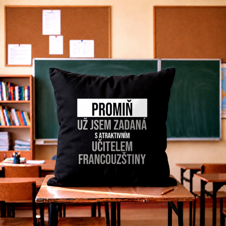 Promiň, už jsem zadaná s atraktivním učitelem francouzštiny - černý polštář s potiskem