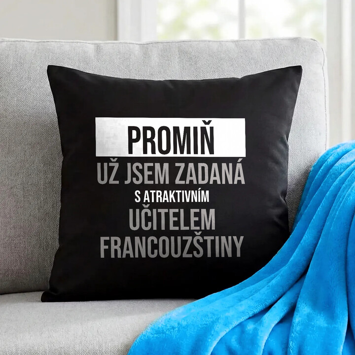 Promiň, už jsem zadaná s atraktivním učitelem francouzštiny - černý polštář s potiskem