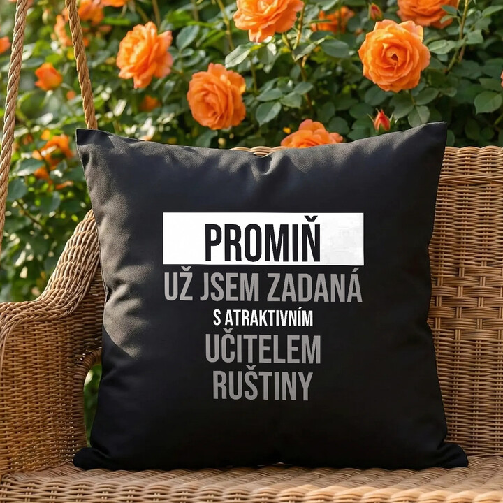 Promiň, už jsem zadaná s atraktivním učitelem ruštiny - černý polštář s potiskem