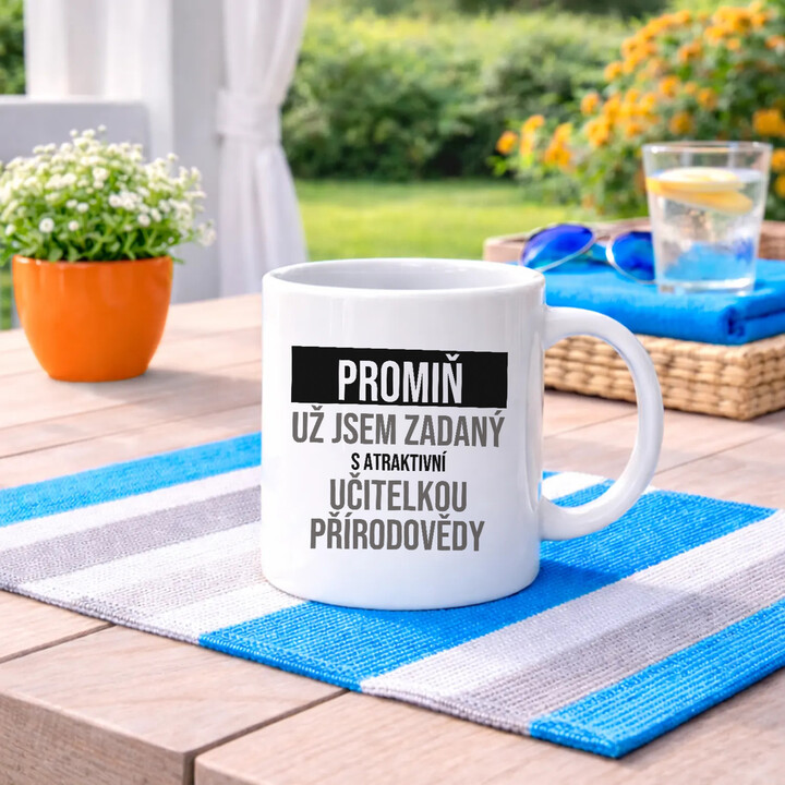 Promiň, už jsem zadaný s atraktivní učitelkou přírodovědy - hrnek s potiskem