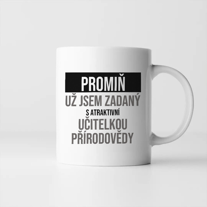 Promiň, už jsem zadaný s atraktivní učitelkou přírodovědy - hrnek s potiskem