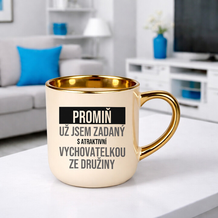 Promiň, už jsem zadaný s atraktivní vychovatelkou ze družiny - elegantní hrnek na dárek