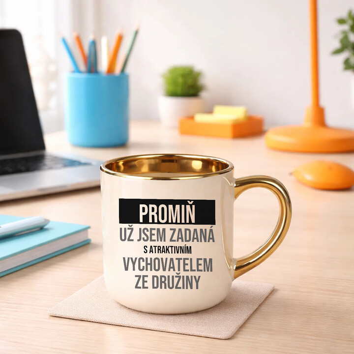 Promiň, už jsem zadaná s atraktivním vychovatelem ze družiny - elegantní hrnek na dárek