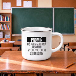 Promiň, už jsem zadaná s atraktivním vychovatelem ze družiny - smaltovaný hrnek s potiskem