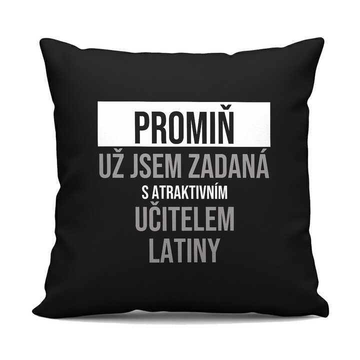 Promiň, už jsem zadaná s atraktivním učitelem latiny - černý polštář s potiskem