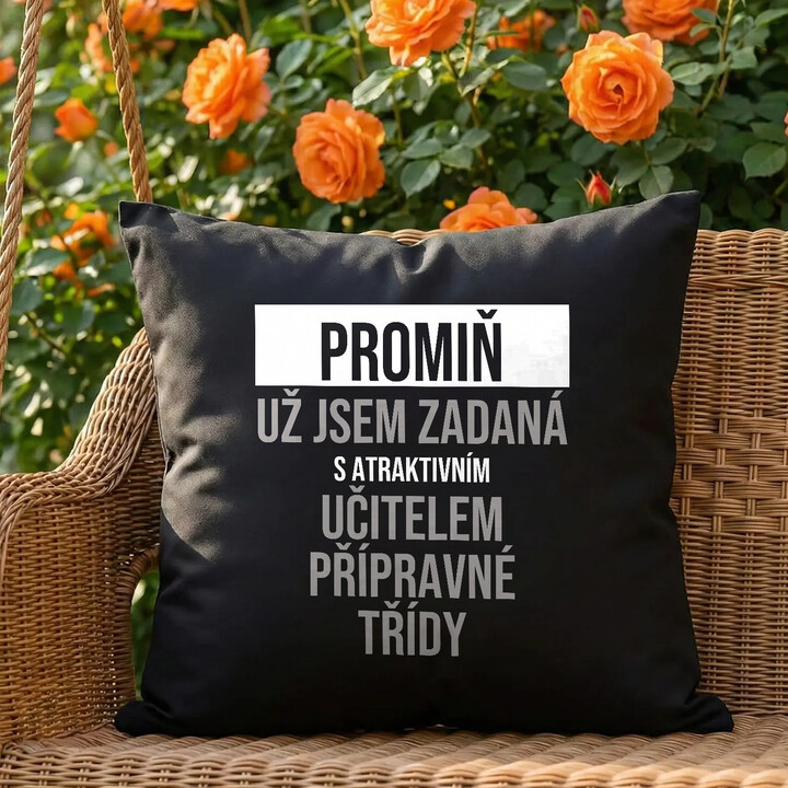 Promiň, už jsem zadaná s atraktivním učitelem přípravné třídy - černý polštář s potiskem