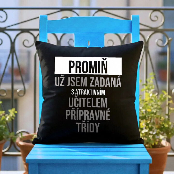 Promiň, už jsem zadaná s atraktivním učitelem přípravné třídy - černý polštář s potiskem