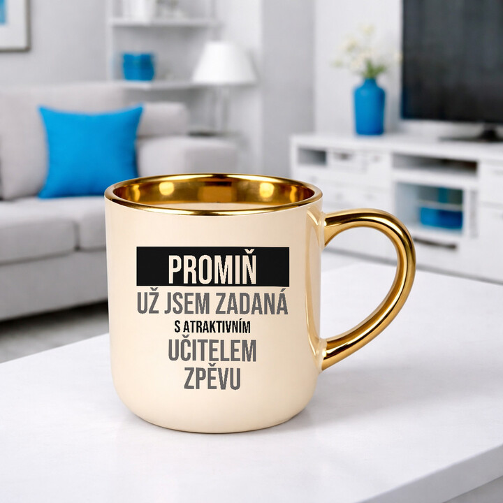 Promiň, už jsem zadaná s atraktivním učitelem zpěvu - elegantní hrnek na dárek