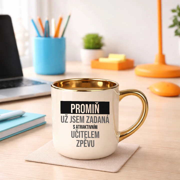 Promiň, už jsem zadaná s atraktivním učitelem zpěvu - elegantní hrnek na dárek